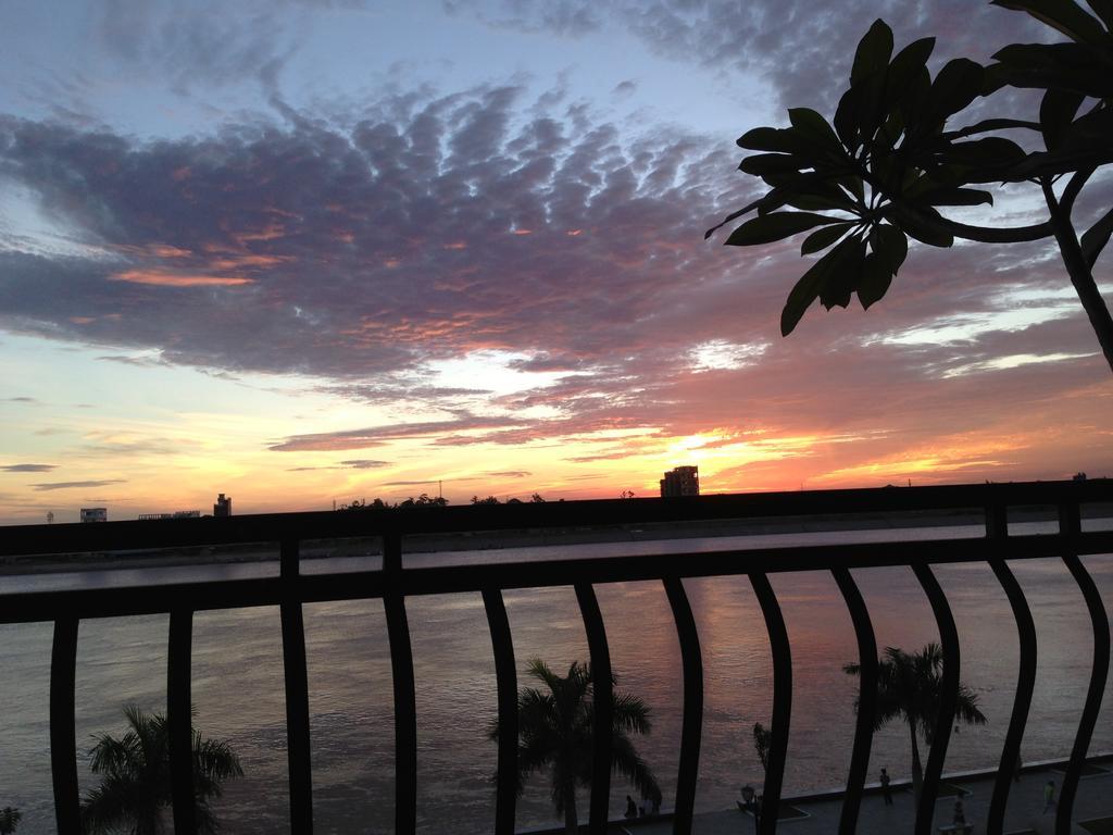 New Season Riverside Hotel Phnom Penh Bagian luar foto