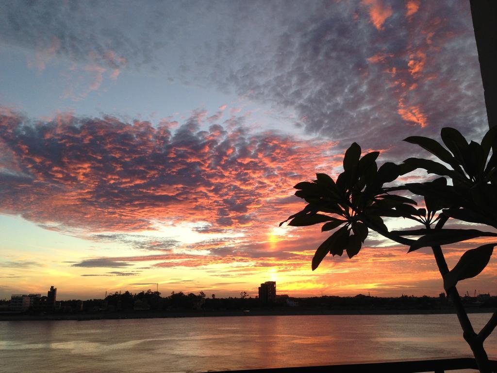 New Season Riverside Hotel Phnom Penh Bagian luar foto