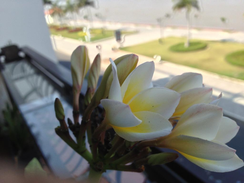 New Season Riverside Hotel Phnom Penh Bagian luar foto