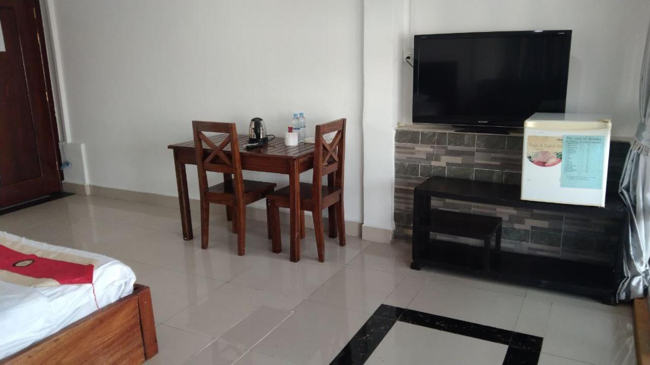 New Season Riverside Hotel Phnom Penh Bagian luar foto