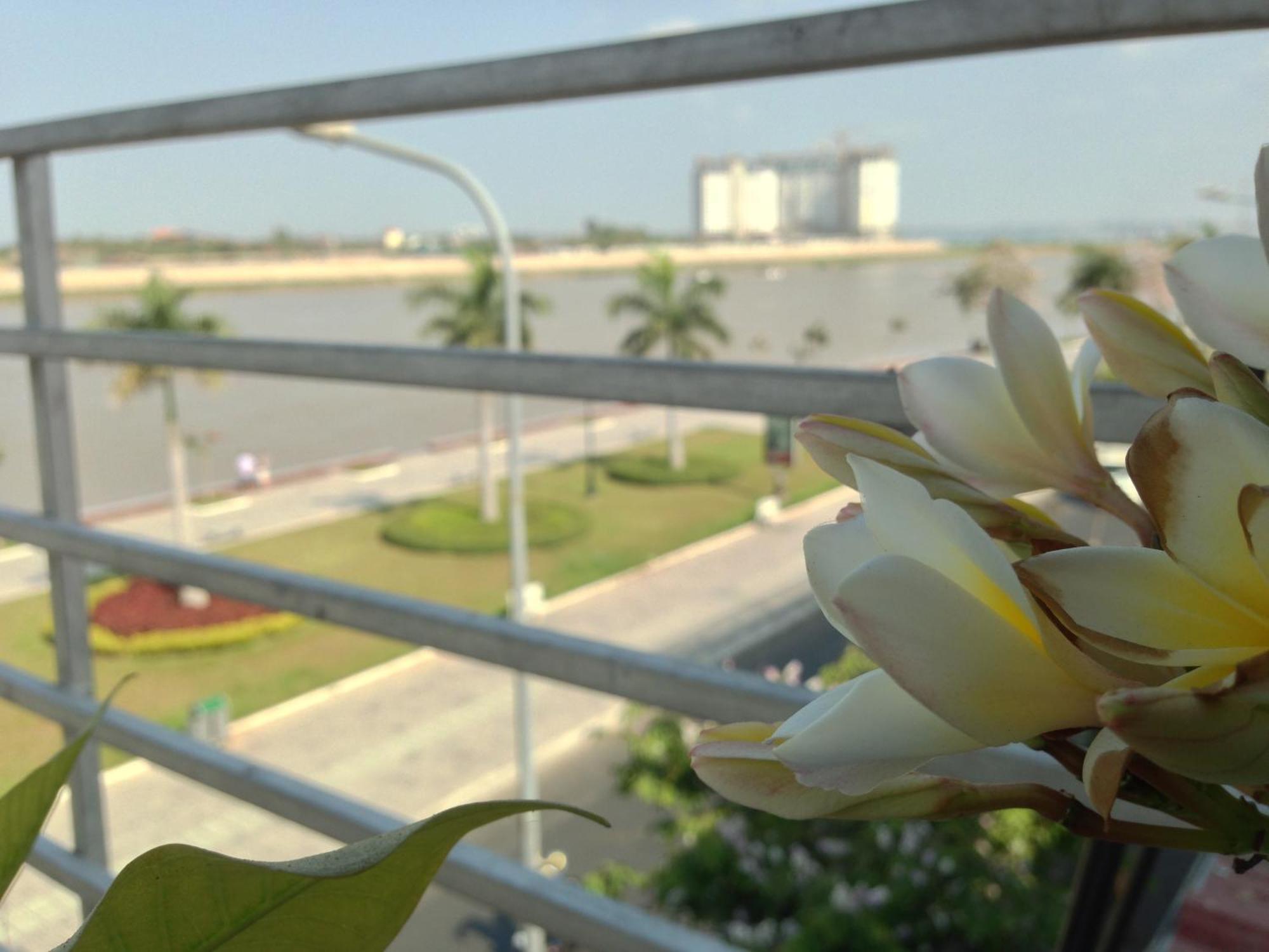 New Season Riverside Hotel Phnom Penh Bagian luar foto