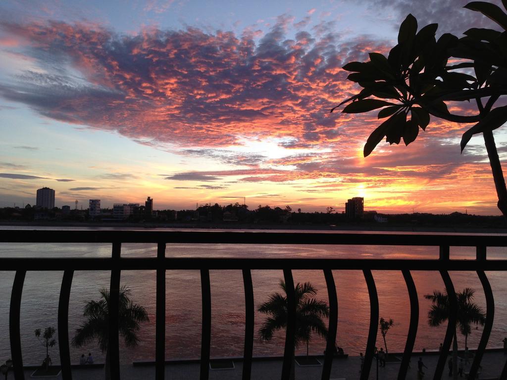 New Season Riverside Hotel Phnom Penh Ruang foto
